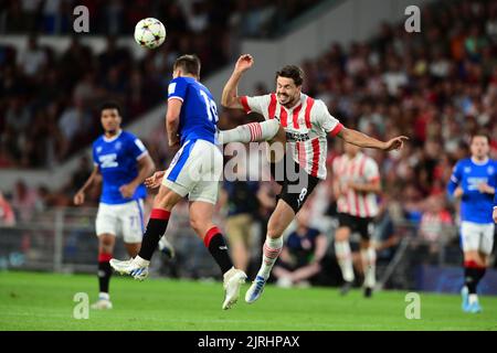 EINDHOVEN - (lr) James Sands del Rangers FC, Marco van Ginkel del PSV Eindhoven durante la partita di play-off della UEFA Champions League tra il PSV Eindhoven e il Rangers FC al Phillips Stadium il 24 agosto 2022 a Eindhoven, Paesi Bassi. ANP OLAF KRAAK Foto Stock