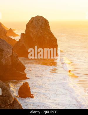 Cabo da Roca vista al tramonto, mare panoramico di oceano Atlantico e rocce, Portogallo Foto Stock