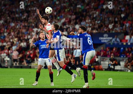 EINDHOVEN - (lr) Marco van Ginkel del PSV Eindhoven, John Souttar del Rangers FC, Connor Goldson del Rangers FC durante la partita di play-off della UEFA Champions League tra PSV Eindhoven e Rangers FC allo stadio Phillips il 24 agosto 2022 a Eindhoven, Paesi Bassi . ANP OLAF KRAAK Foto Stock