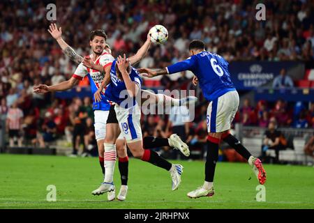 EINDHOVEN - (lr) Marco van Ginkel del PSV Eindhoven, John Souttar del Rangers FC, Connor Goldson del Rangers FC durante la partita di play-off della UEFA Champions League tra PSV Eindhoven e Rangers FC allo stadio Phillips il 24 agosto 2022 a Eindhoven, Paesi Bassi . ANP OLAF KRAAK Foto Stock