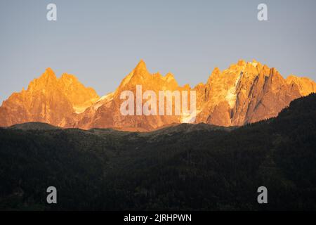 Il panorama di Les Aiguilles torri al tramonto - Grands Charmoz, Aiguille du Grepon, Aiguille de Blaitiere, Aiguille du Plan e Aiguille du Mid Foto Stock