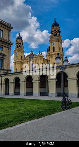 Una foto verticale della Chiesa Theatine di San Cajetan e Adelaide a Monaco, Germania meridionale Foto Stock