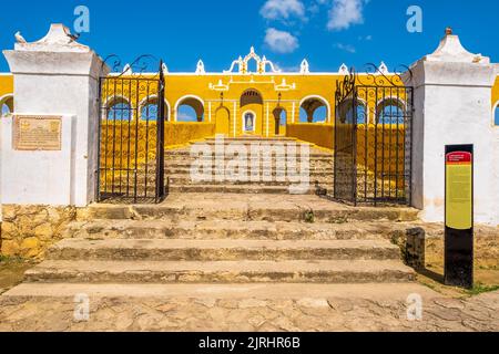 Il monastero francescano di San Antonio nella città gialla di Izamal in Messico Foto Stock