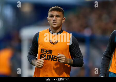 Birkenhead, Regno Unito. 24th ago, 2022. Kieran Trippier di Newcastle United si riscalda. EFL Carabao Cup round 2 match, Tranmere Rovers contro Newcastle Utd al Prenton Park di Birkenhead, The Wirral mercoledì 24th agosto 2022. Questa immagine può essere utilizzata solo per scopi editoriali. Solo per uso editoriale, licenza richiesta per uso commerciale. Nessun utilizzo nelle scommesse, nei giochi o nelle pubblicazioni di un singolo club/campionato/giocatore. pic di Chris Stading/Andrew Orchard SPORTS photography/Alamy Live news Credit: Andrew Orchard SPORTS photography/Alamy Live News Foto Stock