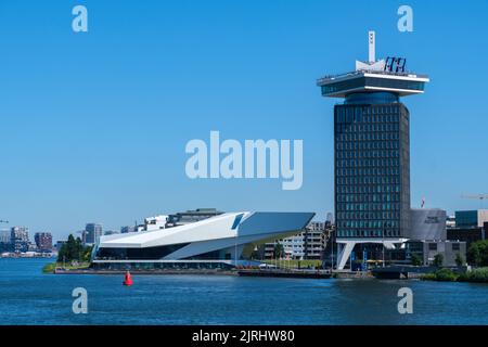 Amsterdam, Paesi Bassi - 22 giugno 2022: A'DAM Toren Tower e terrazza panoramica sul tetto. Foto Stock