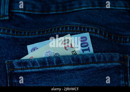 Attenzione selettiva ai dettagli delle banconote lei. Primo piano macro dettaglio delle banconote in lei rumene, 100 lei isolato. Concetto di moneta mondiale, inflazione ed econ Foto Stock