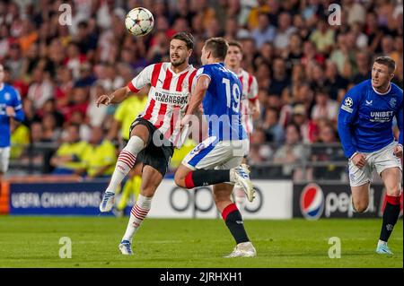 EINDHOVEN, PAESI BASSI - 24 AGOSTO: Marco van Ginkel di PSV, James Sands di Rangers durante la partita della UEFA Champions League Play-off di seconda tappa tra PSV e Rangers allo stadio Philips il 24 agosto 2022 a Eindhoven, Paesi Bassi (Foto di Andre Weening/Orange Pictures) Foto Stock