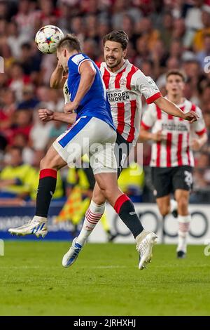 EINDHOVEN, PAESI BASSI - 24 AGOSTO: James Sands of Rangers, Marco van Ginkel di PSV durante la partita di seconda tappa della UEFA Champions League tra PSV e Rangers al Philips Stadion il 24 agosto 2022 a Eindhoven, Paesi Bassi (Foto di Andre Weening/Orange Pictures) Foto Stock