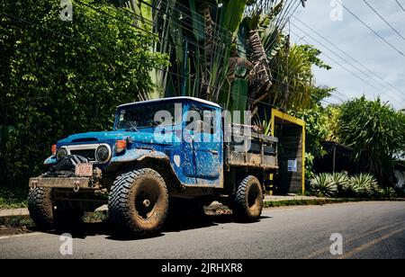 Un primo piano di un pesante e sporco Toyota LandCruiser su una strada a Puerto Viejo Costa Foto Stock