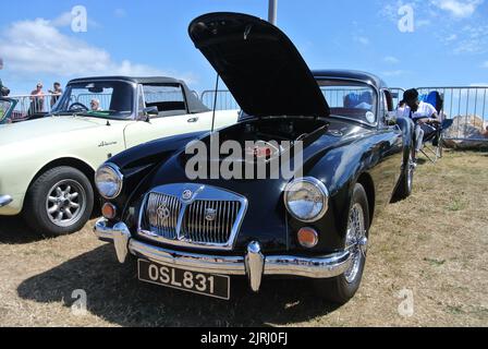 Un'auto sportiva MGA 1600 Mk2 da 1961 MG parcheggiata in esposizione al salone automobilistico English Riviera Classic, Paignton, Devon, Inghilterra, Regno Unito. Foto Stock