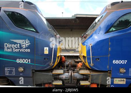 Confronto livrea Direct Rail Services classe 68 UK Light Loco, 68001 Evolution e 68007 Valiant, nella stazione ferroviaria di Carnforth il 24th agosto 2022. Foto Stock