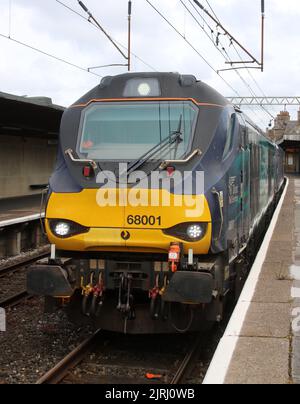 Direct Rail Services classe 68 UK Locomotiva diesel-elettrica a traffico misto leggera, 68001 Evolution, nella stazione ferroviaria di Carnforth, il 24th agosto 2022. Foto Stock