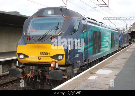 Direct Rail Services classe 68 UK Locomotiva diesel-elettrica a traffico misto leggera, 68001 Evolution, nella stazione ferroviaria di Carnforth, il 24th agosto 2022. Foto Stock