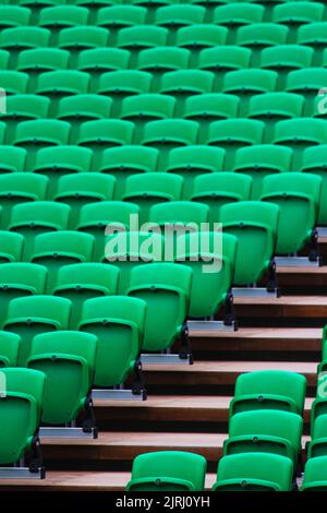 Una foto verticale di posti a sedere e stellati verdi dello stadio Foto Stock