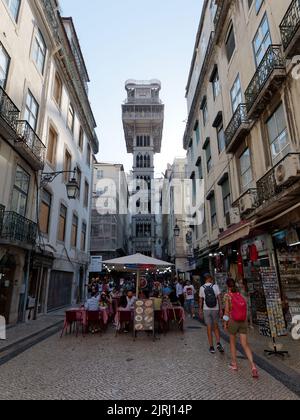 Ascensore di Santa Justa a Lisbona, Portogallo. I turisti camminano per le strade sottostanti e mangiano nei ristoranti. Foto Stock