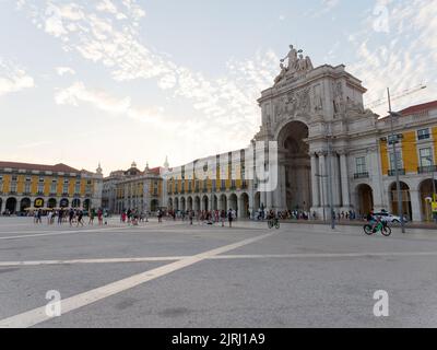 Piazza commerciale e l'Arco di Rua Augusta a Lisbona, Portogallo. Foto Stock