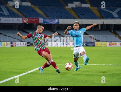 Kolkata, India. 24th ago, 2022. ATK Mohun Bagan (ATKMB) e Mumbai City FC (MCFC) hanno giocato 1-1 partite in gruppo B Encounter il 131st° torneo di calcio della Durand Cup al SALT LAKE STADIUM (VYBK), Kolkata, 24th agosto, 2022.Liston Colaco ha segnato per Mohun Bagan nel 1st° tempo, mentre Jorge Pereyra Diaz si è equalizzato nel 2nd° tempo per il Mumbai City FC. (Foto di Amlan Biswas/Pacific Press) Credit: Pacific Press Media Production Corp./Alamy Live News Foto Stock