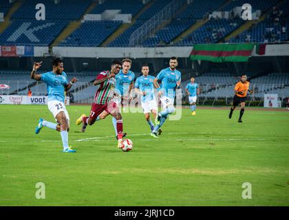 Kolkata, India. 24th ago, 2022. ATK Mohun Bagan (ATKMB) e Mumbai City FC (MCFC) hanno giocato 1-1 partite in gruppo B Encounter il 131st° torneo di calcio della Durand Cup al SALT LAKE STADIUM (VYBK), Kolkata, 24th agosto, 2022.Liston Colaco ha segnato per Mohun Bagan nel 1st° tempo, mentre Jorge Pereyra Diaz si è equalizzato nel 2nd° tempo per il Mumbai City FC. (Foto di Amlan Biswas/Pacific Press) Credit: Pacific Press Media Production Corp./Alamy Live News Foto Stock