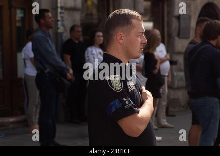 Lviv, Ucraina. 24th ago, 2022. L'ufficiale di polizia saluta durante la processione funebre dei due soldati ucraini uccisi in prima linea il giorno dell'Indipendenza a Leopoli. (Foto di Ximena Borrazas/SOPA Images/Sipa USA) Credit: Sipa USA/Alamy Live News Foto Stock