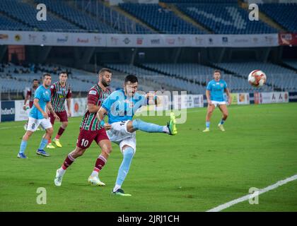 Kolkata, India. 24th ago, 2022. ATK Mohun Bagan (ATKMB) e Mumbai City FC (MCFC) hanno giocato 1-1 partite in gruppo B Encounter il 131st° torneo di calcio della Durand Cup al SALT LAKE STADIUM (VYBK), Kolkata, 24th agosto, 2022.Liston Colaco ha segnato per Mohun Bagan nel 1st° tempo, mentre Jorge Pereyra Diaz si è equalizzato nel 2nd° tempo per il Mumbai City FC. (Foto di Amlan Biswas/Pacific Press) Credit: Pacific Press Media Production Corp./Alamy Live News Foto Stock