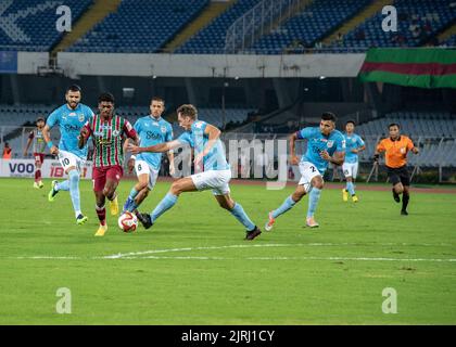 Kolkata, India. 24th ago, 2022. ATK Mohun Bagan (ATKMB) e Mumbai City FC (MCFC) hanno giocato 1-1 partite in gruppo B Encounter il 131st° torneo di calcio della Durand Cup al SALT LAKE STADIUM (VYBK), Kolkata, 24th agosto, 2022.Liston Colaco ha segnato per Mohun Bagan nel 1st° tempo, mentre Jorge Pereyra Diaz si è equalizzato nel 2nd° tempo per il Mumbai City FC. (Foto di Amlan Biswas/Pacific Press) Credit: Pacific Press Media Production Corp./Alamy Live News Foto Stock