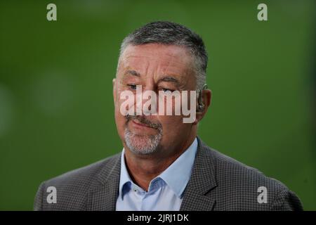 Birkenhead, Regno Unito. 24th ago, 2022. TV pundit ed ex-Tranmere giocatore manager John Aldridge guarda su. EFL Carabao Cup round 2 match, Tranmere Rovers contro Newcastle Utd al Prenton Park di Birkenhead, The Wirral mercoledì 24th agosto 2022. Questa immagine può essere utilizzata solo per scopi editoriali. Solo per uso editoriale, licenza richiesta per uso commerciale. Nessun utilizzo nelle scommesse, nei giochi o nelle pubblicazioni di un singolo club/campionato/giocatore. pic di Chris Stading/Andrew Orchard SPORTS photography/Alamy Live news Credit: Andrew Orchard SPORTS photography/Alamy Live News Foto Stock