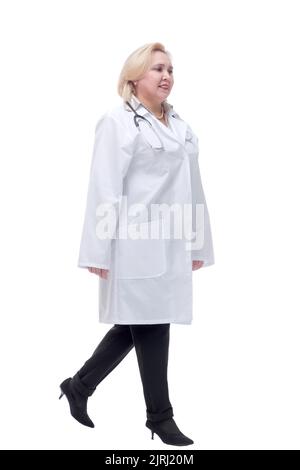 Donna dottore che cammina verso la macchina fotografica sorridendo Foto Stock