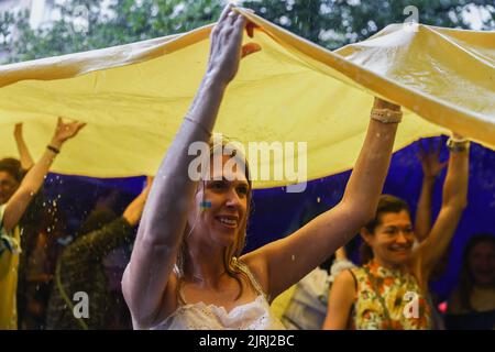 Cracovia, Polonia. 24th ago, 2022. La gente cammina sotto la pioggia durante una marcia il giorno dell'indipendenza dell'Ucraina a Cracovia, Polonia, il 24 agosto 2022. Il giorno segna il 31st° anniversario dell'indipendenza dell'Ucraina e 182 giorni dall'inizio dell'invasione russa su vasta scala. (Credit Image: © Beata Zawrzel/ZUMA Press Wire) Foto Stock