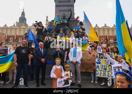 Cracovia, Polonia. 24th ago, 2022. La gente partecipa a una manifestazione il giorno dell'Indipendenza dell'Ucraina nella piazza principale di Cracovia, Polonia, il 24 agosto 2022. Il giorno segna il 31st° anniversario dell'indipendenza dell'Ucraina e 182 giorni dall'inizio dell'invasione russa su vasta scala. (Credit Image: © Beata Zawrzel/ZUMA Press Wire) Foto Stock