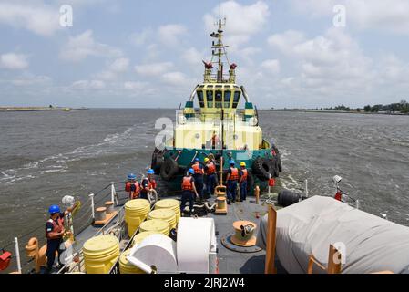 I membri dell'equipaggio assegnati all'USCGC Mohawk (WMEC 913) passano una linea per un rimorchiatore prima di arrivare a Lagos, Nigeria, 18 agosto 2022. Mohawk è in fase di implementazione pianificata nell'area operativa delle forze navali statunitensi in Africa, impiegata dalla U.S. Sesta flotta per difendere gli interessi degli Stati Uniti, degli alleati e dei partner. (STATI UNITI Guardia costiera foto di Petty Officer 3rd Classe Jessica Fontenette) Foto Stock