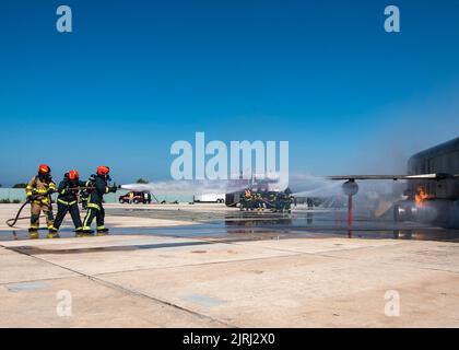 STAZIONE NAVALE ROTA, Spagna (ago. 23, 2022) Stazione navale (NAVSTA) Rota fuoco e servizi di emergenza combattere un incendio da un incidente aereo simulato durante una linea di volo di emergenza perforatore su NAVSTA Rota, Spagna, 23 agosto 2022. La Stazione Navale Rota sostiene la flotta, abilita il combattente e sostiene la famiglia conducendo operazioni aeree, operazioni portuali, garantendo sicurezza e sicurezza, assicurando la qualità della vita e fornendo i servizi fondamentali di energia, acqua, carburante e tecnologia dell'informazione. (STATI UNITI Foto Navy di Mass Communication Specialist 2nd Class Jacob Owen.) Foto Stock