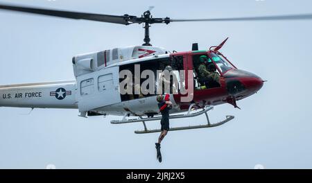 Un istruttore speciale raggiunge lo Squadrone di prova di volo 413th UH-1 Huey durante una prova del sistema di sollevamento sopra le acque vicino alla base dell'aeronautica di Eglin, Florida 16 agosto. Il 413th FLTS, l’unica unità di test per lo sviluppo di alari rotanti dell’Air Force, ha fornito un ulteriore realismo alla sopravvivenza, all’evasione, alla resistenza e all’addestramento alla fuga, consentendo agli Airmen di sperimentare la sensazione di un vero salvataggio in acqua. (STATI UNITI Foto dell'aeronautica/Samuel King Jr.) Foto Stock