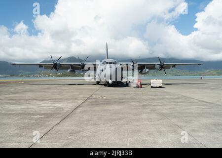 US Air Force 17th Special Operations Squadron AC-130J Ghostrider Gunship assegnata alla base dell'aeronautica di Cannon, New Mexico, è in mostra dopo il Kaneohe Bay Air Show sulla stazione aerea del corpo dei Marine Kaneohe Bay, Marine Corps base Hawaii, 13 agosto 2022. Il Kaneohe Bay Airshow è un evento di due giorni che prevede esibizioni aeree sia da parte di aerei civili che militari. Le unità di comando delle operazioni speciali delle forze aeree hanno partecipato per dimostrare le capacità di una forza congiunta nella regione Indo-Pacifico. (STATI UNITI Air Force foto di Airman 1st Class Cassidy Thomas) Foto Stock