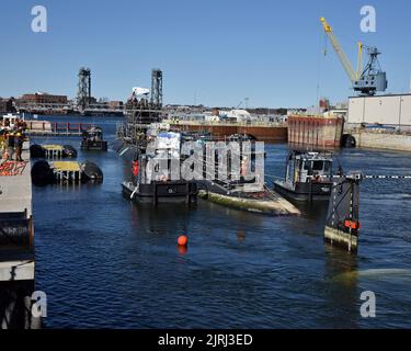 Kittery, ME (11 aprile 2022) – la USS Cheyenne attraversa il bacino di Superflood, guidando con la sua poppa, e si avvicina a Dry Dock #1 per prepararsi alla sua evoluzione di posizionamento e docking. (STATI UNITI Foto Navy di Jim Cleveland/rilasciata) Foto Stock