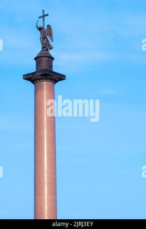 RUSSIA, PETERSBURG - 18 AGOSTO 2022: alexandrian cielo colonna colonna monumento petersburg angelo vista trasversale, concetto forma superiore dalla storia e piazza vecchia Foto Stock