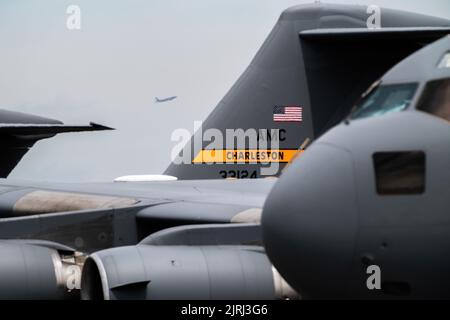 Un aeromobile Stratotanker KC-135 assegnato alla 6th Air Refueling Wing parte dalla linea di volo durante l'esercizio di combattimento aereo ARW Agile Combat Employment 6th presso la Joint base Charleston, South Carolina, 23 agosto 2022. Il concetto ACE affronta i progressi tecnologici e le capacità contraddittorie promuovendo l'armamento del ritmo, la manovrabilità flessibile e degli Airmen multi-capaci. L'esercizio di capstone ha simulato le operazioni di rifornimento d'aria in un teatro contestato per una durata di 72 ore. (STATI UNITI Foto dell'aeronautica di Airman 1st Class Joshua Hastings) Foto Stock