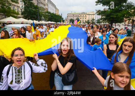 Cracovia, Polonia. 24th ago, 2022. La gente partecipa a una marcia in occasione della Giornata dell'Indipendenza dell'Ucraina nella piazza principale di Cracovia, Polonia, il 24 agosto 2022. Il giorno segna il 31st° anniversario dell'indipendenza dell'Ucraina e 182 giorni dall'inizio dell'invasione russa su vasta scala. (Credit Image: © Beata Zawrzel/ZUMA Press Wire) Foto Stock