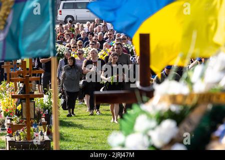 Lviv, Ucraina. 24th ago, 2022. Le folle assistono a un funerale di un militare ucciso dall'esercito russo nella città vecchia di Leopoli, nel cimitero di Lychakiv. Il tenente maggiore Mykhailo Gamkalo, è stato anche professore associato del Dipartimento del Turismo dell'Università di Leopoli. La città di Lviv ha selezionato una fessura di terra separata nel cimitero per i soldati caduti nella lotta con la Russia, i soldati sono altamente considerati come eroi nazionali. Lo stesso giorno, gli ucraini hanno celebrato la Giornata dell'Indipendenza, Oltre a segnare 6 mesi di guerra con la Russia il 24 agosto. Credit: SOPA Images Limited/Alamy Live News Foto Stock