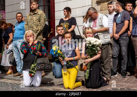 Lviv, Ucraina. 24th ago, 2022. Le folle assistono a un funerale di un uomo di servizio, ucciso dall'esercito russo a San Pietro e alla Cattedrale di Paolo nella città vecchia di Leopoli. Il tenente maggiore Mykhailo Gamkalo, è stato anche professore associato del Dipartimento del Turismo dell'Università di Leopoli. La città di Lviv ha selezionato una fessura di terra separata nel cimitero per i soldati caduti nella lotta con la Russia, i soldati sono altamente considerati come eroi nazionali. Lo stesso giorno, gli ucraini hanno celebrato la Giornata dell'Indipendenza, Oltre a segnare 6 mesi di guerra con la Russia il 24 agosto. Credit: SOPA Images Limited/Alamy Live News Foto Stock