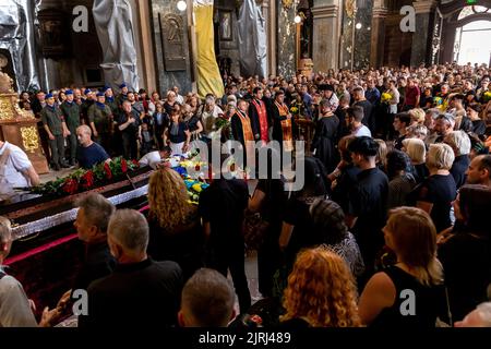 Lviv, Ucraina. 24th ago, 2022. Le folle assistono a un funerale di un uomo di servizio, ucciso dall'esercito russo a San Pietro e alla Cattedrale di Paolo nella città vecchia di Leopoli. Il tenente maggiore Mykhailo Gamkalo, è stato anche professore associato del Dipartimento del Turismo dell'Università di Leopoli. La città di Lviv ha selezionato una fessura di terra separata nel cimitero per i soldati caduti nella lotta con la Russia, i soldati sono altamente considerati come eroi nazionali. Lo stesso giorno, gli ucraini hanno celebrato la Giornata dell'Indipendenza, Oltre a segnare 6 mesi di guerra con la Russia il 24 agosto. Credit: SOPA Images Limited/Alamy Live News Foto Stock