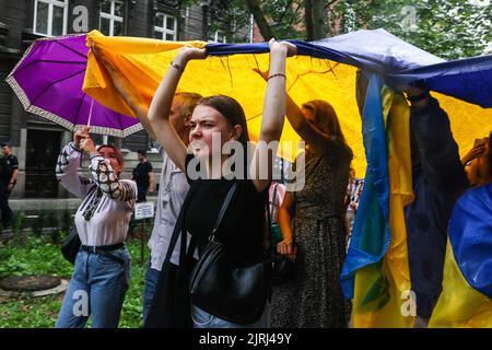 Cracovia, Polonia. 24th ago, 2022. La gente partecipa a una marcia in occasione della Giornata dell'Indipendenza dell'Ucraina nella piazza principale di Cracovia, Polonia, il 24 agosto 2022. Il giorno segna il 31st° anniversario dell'indipendenza dell'Ucraina e 182 giorni dall'inizio dell'invasione russa su vasta scala. (Credit Image: © Beata Zawrzel/ZUMA Press Wire) Foto Stock