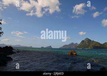 Gite nell'oceano e paesaggi mentre l'isola si trova nelle Filippine Foto Stock