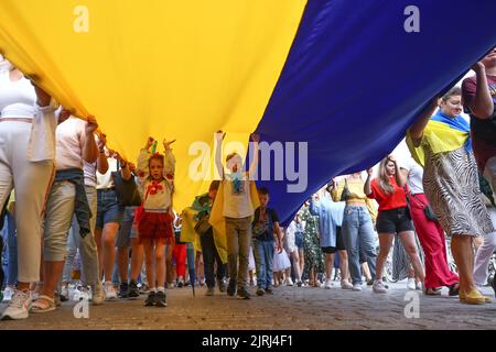 Cracovia, Polonia. 24th ago, 2022. La gente partecipa a una marcia in occasione della Giornata dell'Indipendenza dell'Ucraina nella piazza principale di Cracovia, Polonia, il 24 agosto 2022. Il giorno segna il 31st° anniversario dell'indipendenza dell'Ucraina e 182 giorni dall'inizio dell'invasione russa su vasta scala. (Credit Image: © Beata Zawrzel/ZUMA Press Wire) Foto Stock