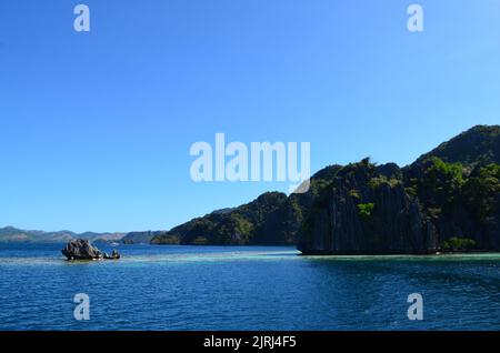 Gite nell'oceano e paesaggi mentre l'isola si trova nelle Filippine Foto Stock