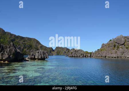 Gite nell'oceano e paesaggi mentre l'isola si trova nelle Filippine Foto Stock