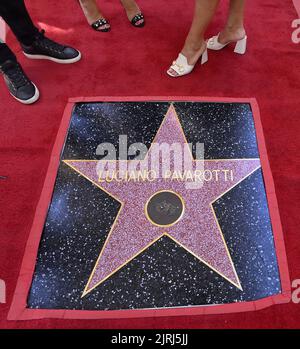 Los Angeles, Stati Uniti. 24th ago, 2022. La star della Walk of Fame di Hollywood del tardo iconico cantante lirico italiano Luciano Pavarotti è stata vista dopo una cerimonia di inaugurazione che lo onorava con la 30th stella durante una cerimonia di presentazione postuma sulla Walk of Fame di Hollywood a Los Angeles mercoledì 24 agosto 2022. Foto di Jim Ruymen/UPI. Credit: UPI/Alamy Live News Foto Stock