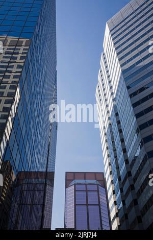 Edifici che si riflettono in un moderno edificio di uffici in stile architettonico rivestito in vetro e acciaio, Montreal, Quebec, Canada. Foto Stock