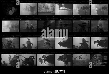 Piccioni a Trafalgar Square e navi a vela sul Tamigi, Londra, gennaio 1938, di Eric Lee-Johnson. Foto Stock