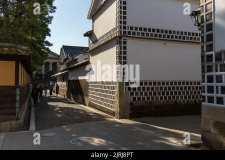 Kurashiki, Okayama GIAPPONE - Dic 2 2021 : Un vicolo posteriore nel quartiere storico di Kurashiki Bikan in giorno di sole. La città di Shirakabe (Namakokabe) concetto Foto Stock