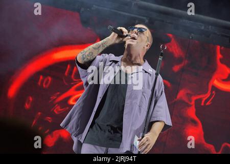 23 agosto 2022, Napoli, Campania, Italia: Il cantante e attore Franco Ricciardi, vincitore di due edizioni del Premio David di Donatello, sul palco durante la sua performance ad Ischia del ''Franco Ricciardi Tour 2022. (Credit Image: © Pasquale Gargano/Pacific Press via ZUMA Press Wire) Foto Stock